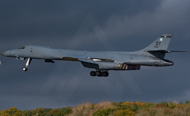 B-1B轰炸机能携带多种远程空地、空舰导弹，具备较强的远程打击能力。