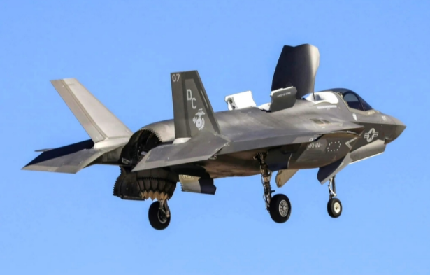 美国海军陆战队装备的F-35B战机。