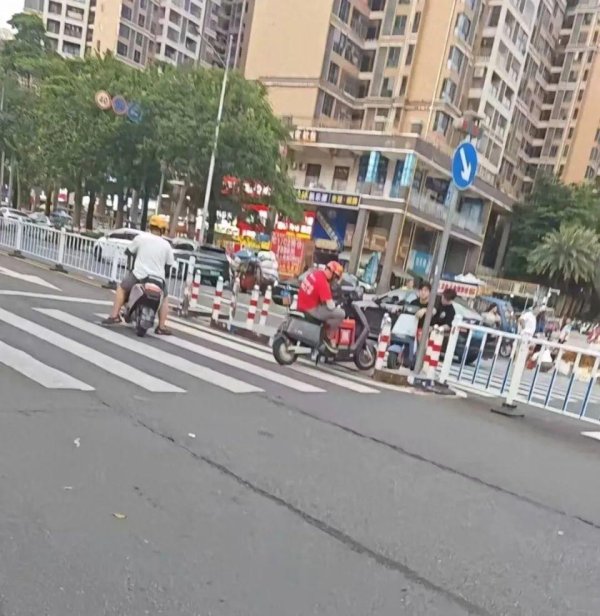 满瑞网 外卖小哥与市民马路中间对峙僵持4小时？惠州交警回应