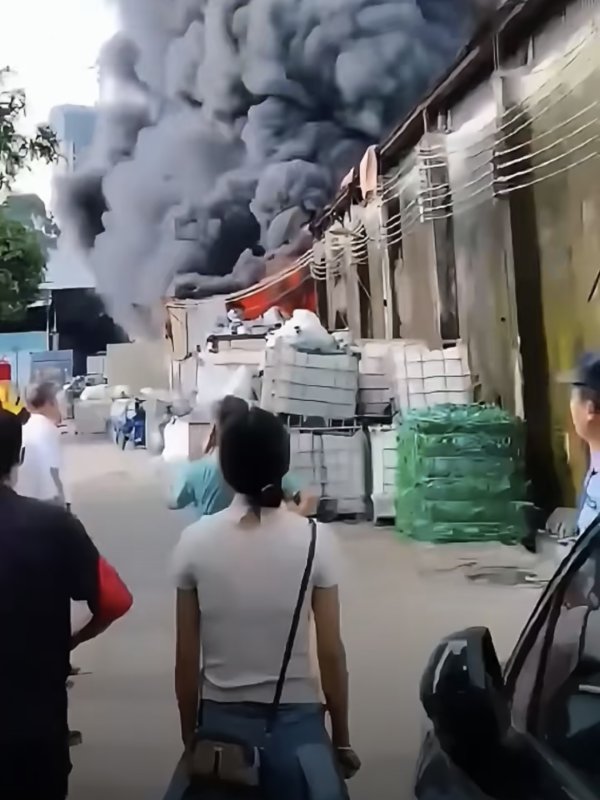 申宝策略 广州增城新塘镇一废品仓库起火致黑烟滚滚，暂无人员伤亡